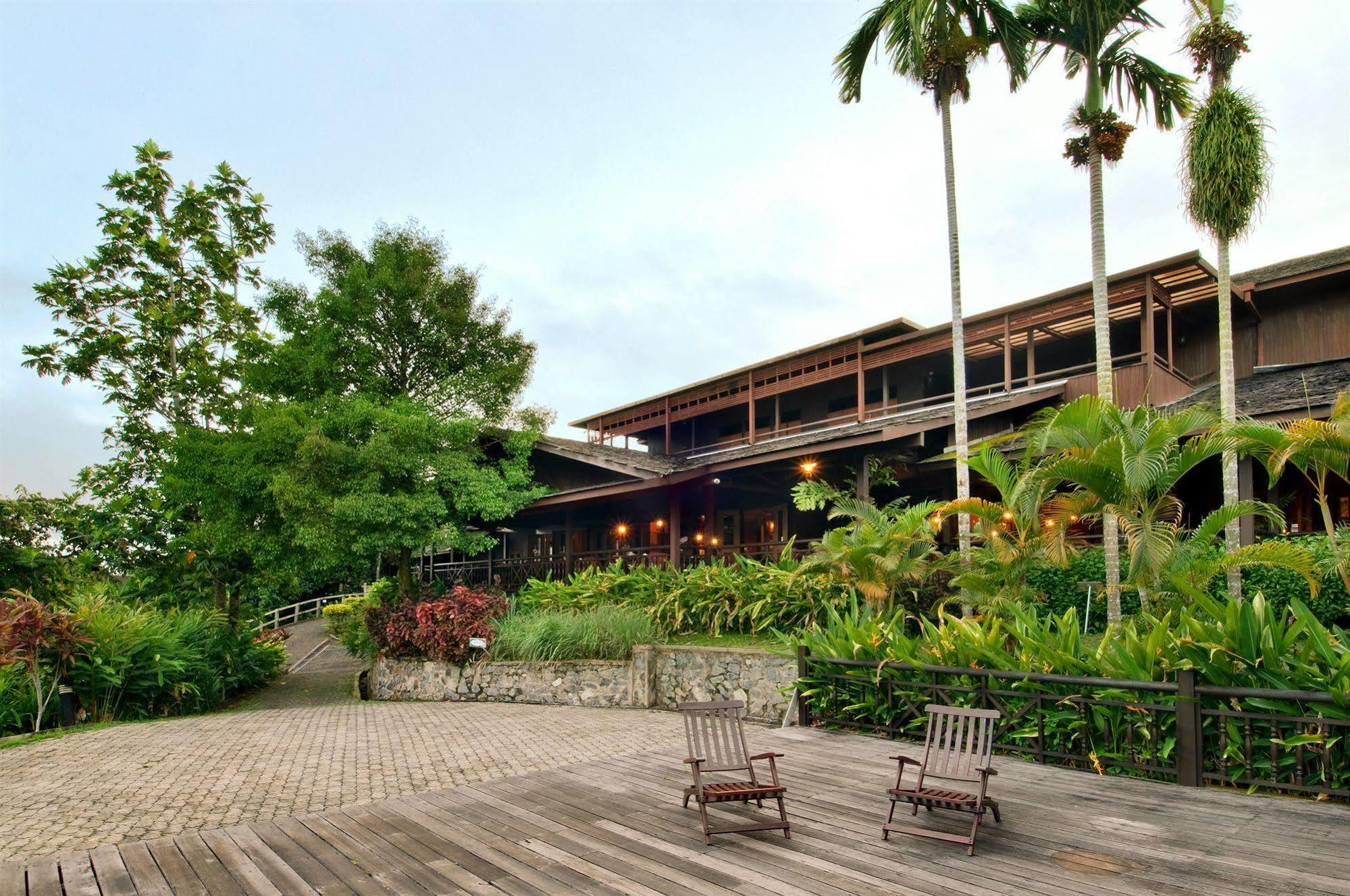 Aiman Batang Ai Resort & Retreat 루복안투 외부 사진